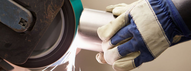 Belt-linishing-machine-cleaning-edge-on-machine-part