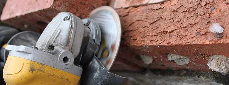 Cutting-brickwork-masonry-with-petrol-cutter