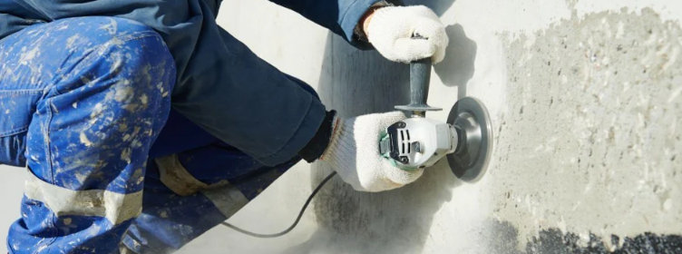 Grinding-concrete-with-angle-grinder